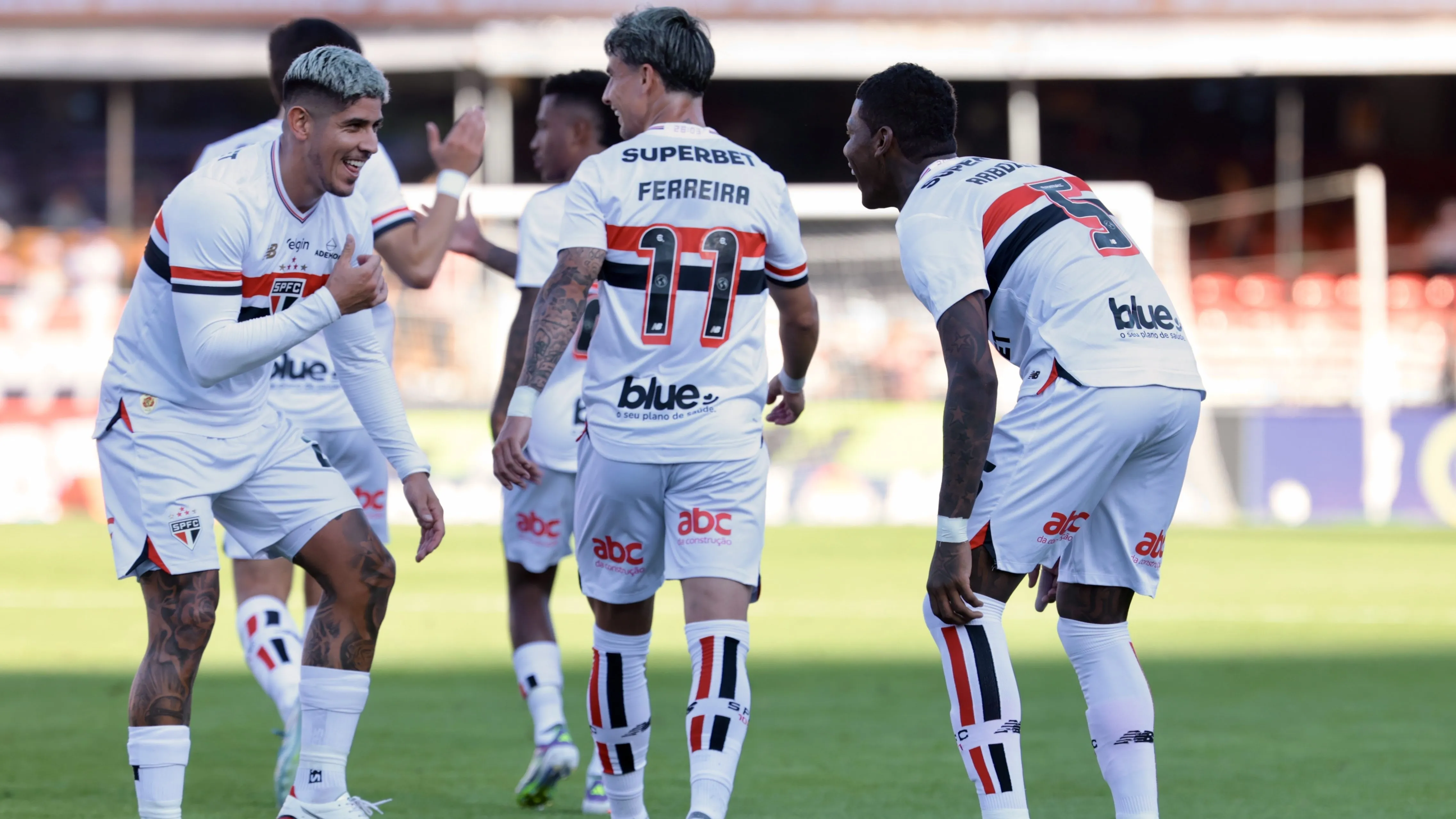 SP – SAO PAULO – 27/07/2025 – BRASILEIRO A 2025, SAO PAULO X FLUMINENSE – Arboleda jogador do Sao Paulo comemora seu gol com  jogador da sua equipe durante partida contra o Fluminense no estadio Morumbi pelo campeonato Brasileiro A 2025. Foto: Marcello Zambrana/AGIF