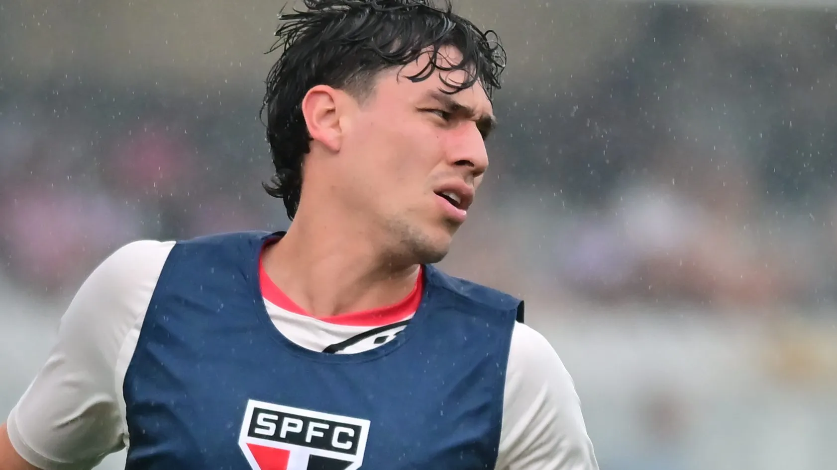 SP – SANTOS – 23/11/2025 – BRASILEIRO A 2025, SAO PAULO X JUVENTUDE – Ferraresi jogador do Sao Paulo durante aquecimento antes da partida contra o Juventude no estadio Vila Belmiro pelo campeonato Brasileiro A 2025. Foto: Jota Erre/AGIF