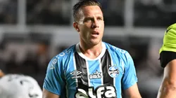 SP - SANTOS - 01/10/2025 - BRASILEIRO A 2025, SANTOS X GREMIO - Arthur jogador do Gremio durante partida contra o Santos no estadio Vila Belmiro pelo campeonato Brasileiro A 2025. Foto: Jota Erre/AGIF