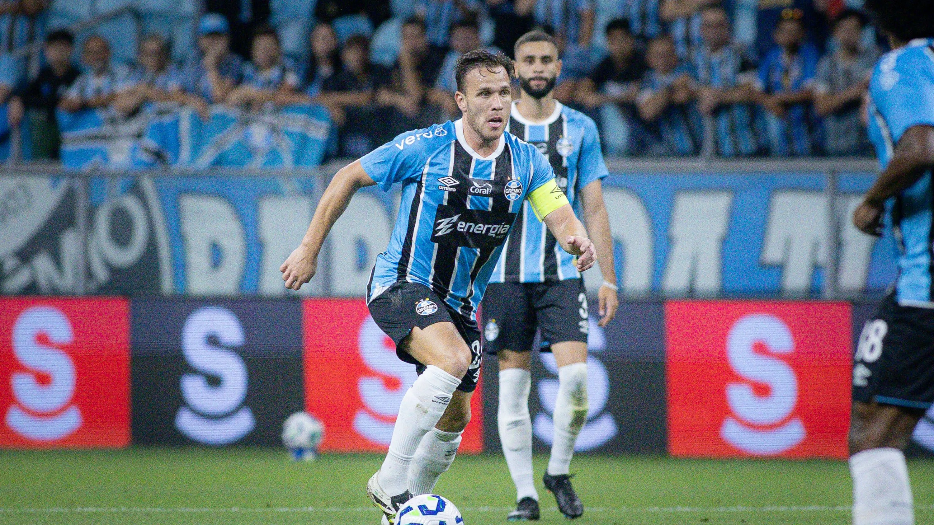 RS – PORTO ALEGRE – 02/12/2025 – BRASILEIRO A 2025, GREMIO X FLUMINENSE – Arthur jogador do Gremio durante partida contra o Fluminense no estadio Arena do Gremio pelo campeonato Brasileiro A 2025. Foto: Maxi Franzoi/AGIF