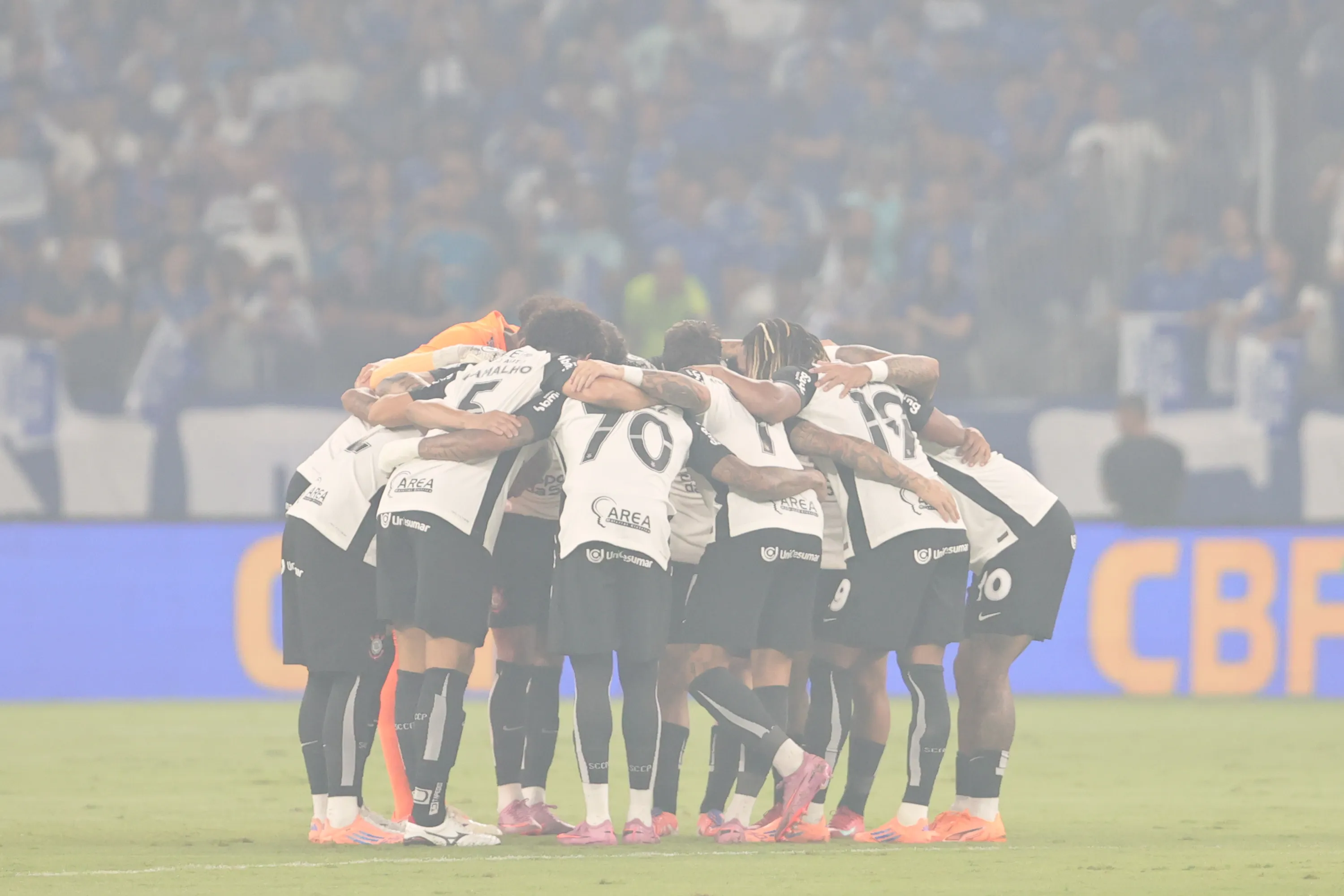 Jogadores do Corinthians durante entrada em campo para partida contra o Cruzeiro no estadio Mineirao pelo campeonato Copa Do Brasil 2025. Foto: Gilson Lobo/AGIF