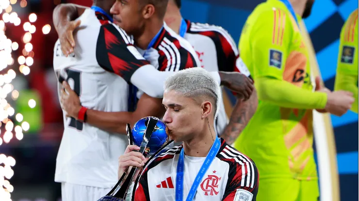 Luiz Araújo levantando a taça no Catar - Foto: Getty Images/Getty Images