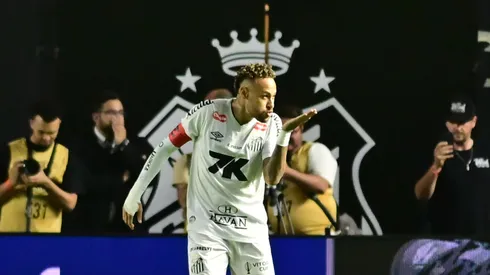 Em descanso nos EUA, Neymar deve operar o joelho antes de selar novo acordo com o Santos — Foto Jota ErreAGIF