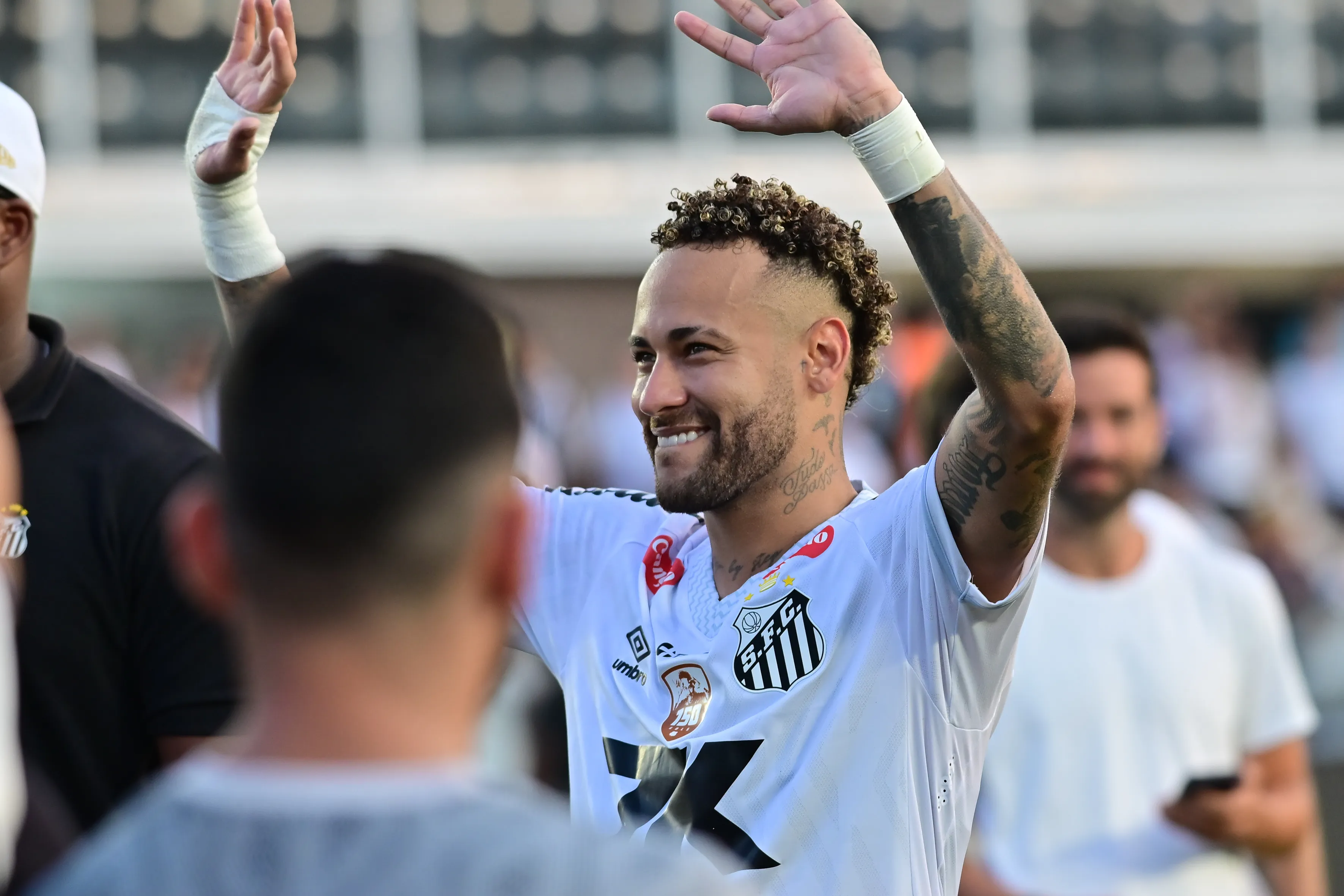 Neymar Jr jogador do Santos deixa o campo apos partida contra o Cruzeiro no estadio Vila Belmiro pelo campeonato Brasileiro A 2025. Foto: Jota Erre/AGIF