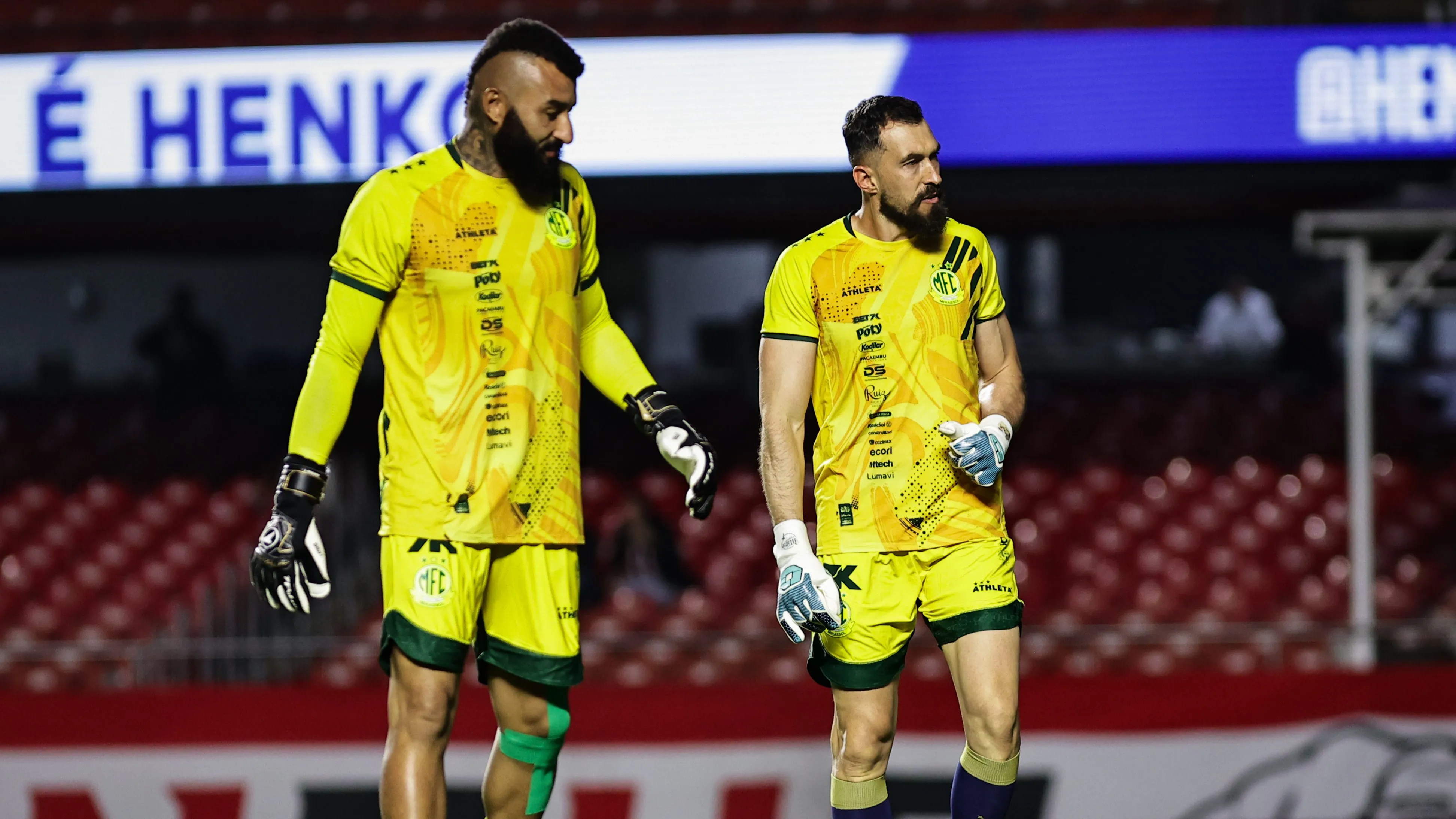 Goleiros Walter e Alex Muralha do Mirassol durante aquecimento antes da partida contra o Sao Paulo no estadio Morumbi pelo campeonato Brasileiro A 2025. Foto: Fabio Giannelli/AGIF