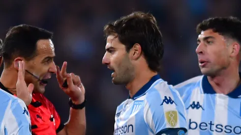 Santiago Sosa em campo com a camisa do Racing.