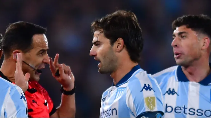 Santiago Sosa em campo com a camisa do Racing.
