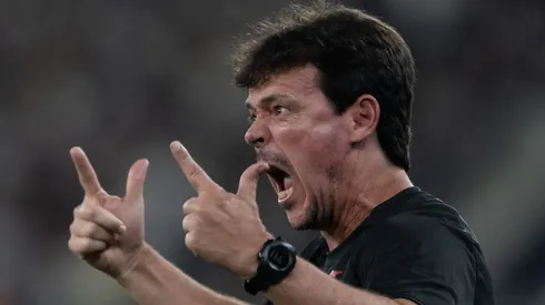 Fernando Diniz precisa corrigir os erros defensivos do Vasco.