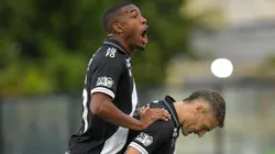 Vegetti jogador do Vasco comemora seu gol com Rayan jogador da sua equipe durante partida contra o Atletico-MG no estadio Sao Januario pelo campeonato Brasileiro A 2025. Foto: Thiago Ribeiro/AGIF