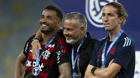 RJ - RIO DE JANEIRO - 22/02/2025 - CARIOCA 2025, FLAMENGO X MARICA - Danilo jogador do Flamengo comemora titulo com Jose Boto diretor de futebol e Filipe Luis tecnico da sua equipe apos partida contra o Marica no estadio Maracana pelo campeonato Carioca 2025. Foto: Jorge Rodrigues/AGIF