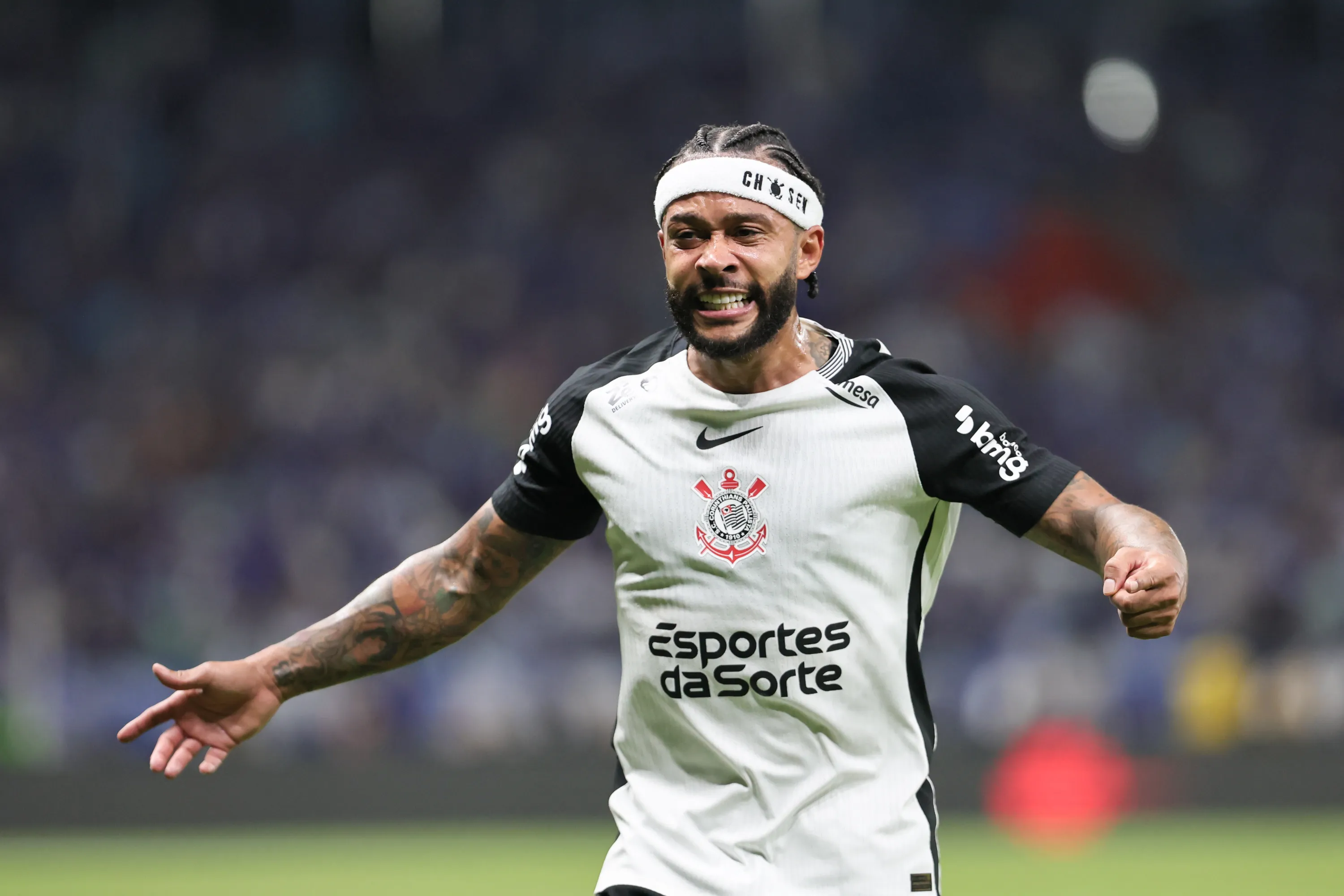 Memphis durante comemoração do seu gol – Foto: Gilson Lobo/AGIF