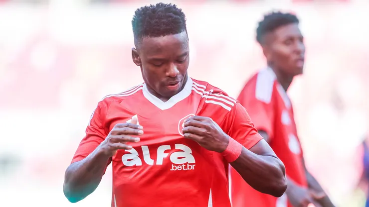 Carbonero jogador do Internacional comemora seu gol durante partida contra o Bragantino no estadio Beira-Rio pelo campeonato Brasileiro A 2025. Foto: Luiz Erbes/AGIF