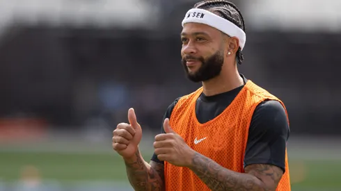 Memphis Depay jogador do Corinthians durante aquecimento. Foto: Joisel Amaral/AGIF