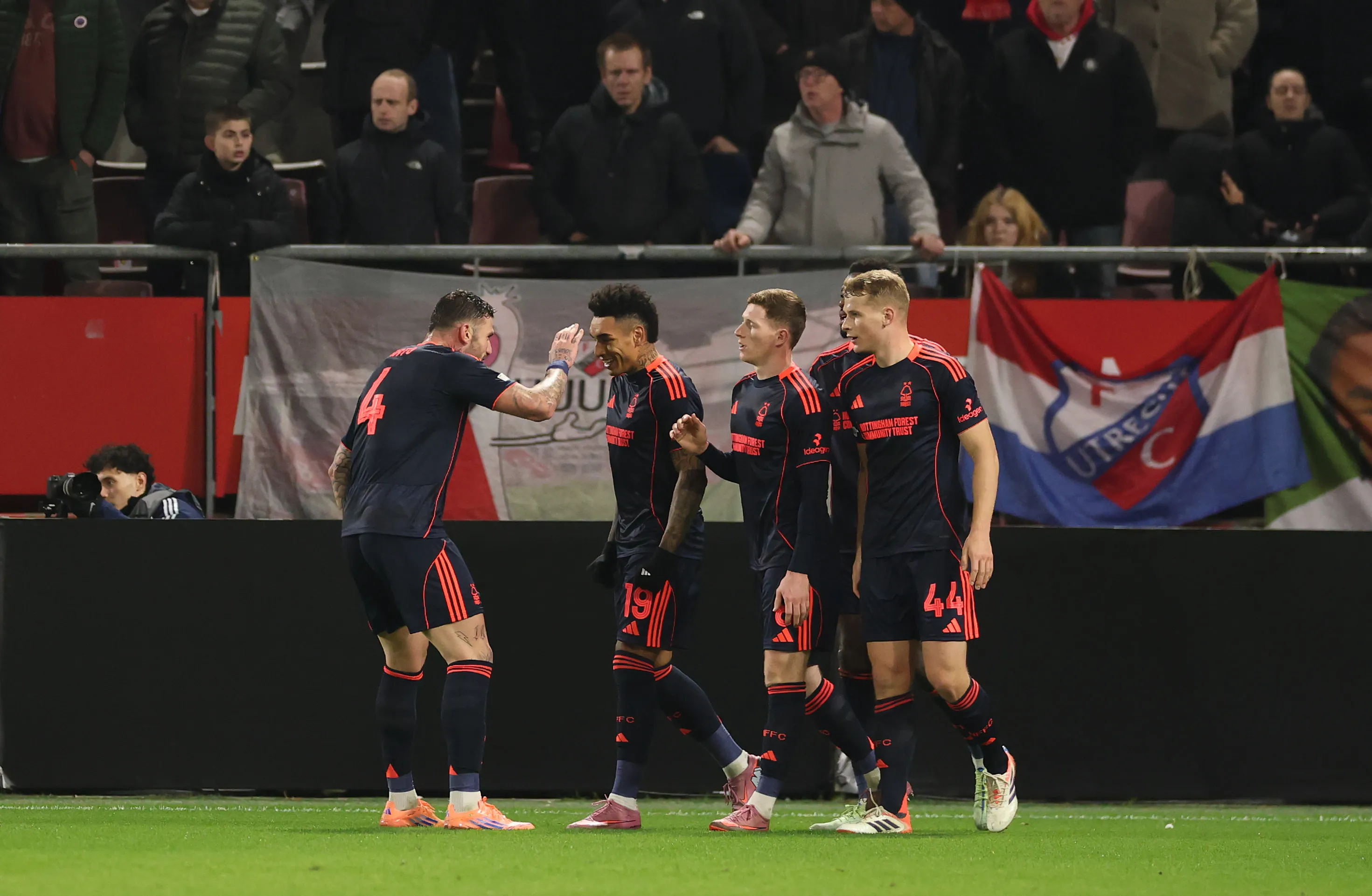 Igor Jesus comemora seu gol pelo Nottingham Forest. (Photo by Dean Mouhtaropoulos/Getty Images)