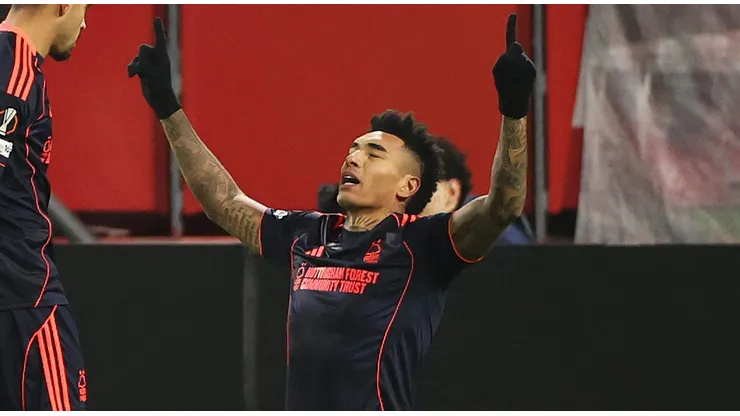 Igor Jesus comemora seu gol pelo Nottingham Forest. (Photo by Dean Mouhtaropoulos/Getty Images)