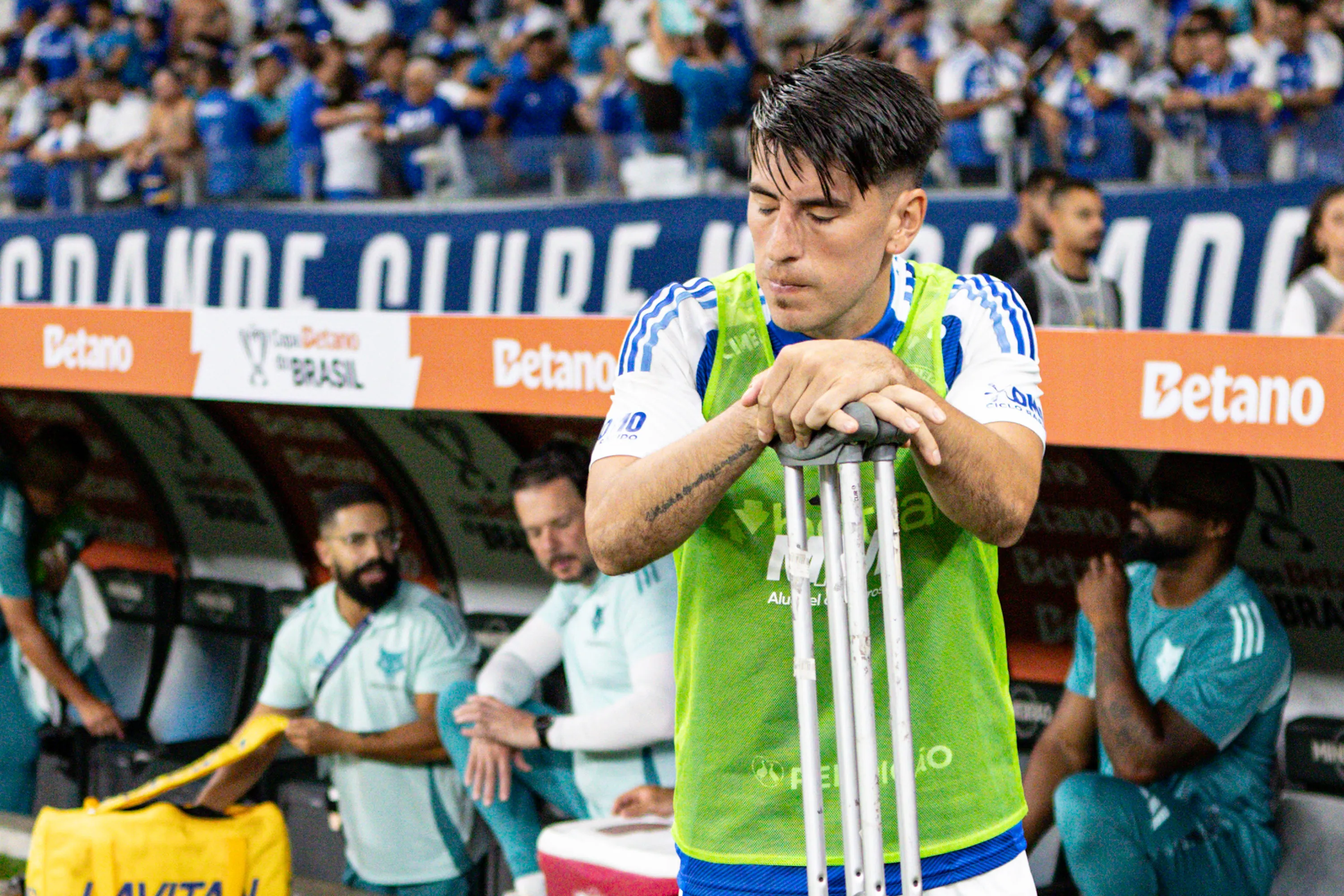Lucas Villalba jogador do Cruzeiro lesionado com muletas ao final da partida contra o Corinthians. Foto: Gilson Lobo/AGIF