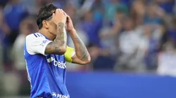 Lucas Villalba jogador do Cruzeiro lesionado com muletas ao final da partida contra o Corinthians. Foto: Gilson Lobo/AGIF
