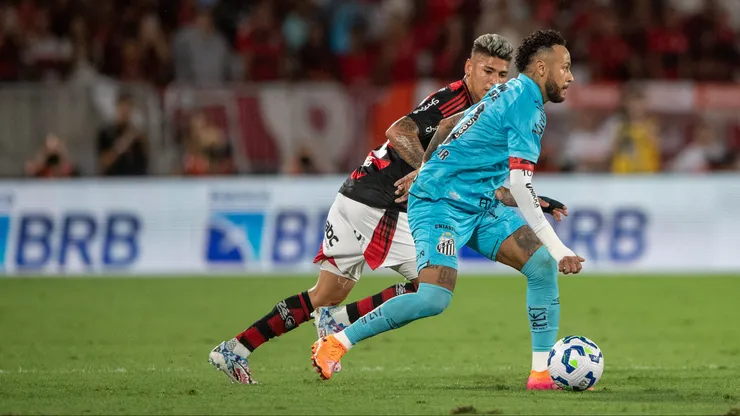 Neymar, jogador do Santos, durante partida contra o Flamengo no estadio Maracana pelo campeonato Brasileiro A 2025. Foto: Thiago Ribeiro/AGIF