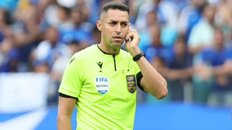 MG - BELO HORIZONTE - 09/11/2025 - BRASILEIRO A 2025, CRUZEIRO X FLUMINENSE - O arbitro Rodrigo Jose Pereira de Lima durante partida entre Cruzeiro e Fluminense no estadio Mineirao pelo campeonato Brasileiro A 2025. Foto: Gilson Lobo/AGIF