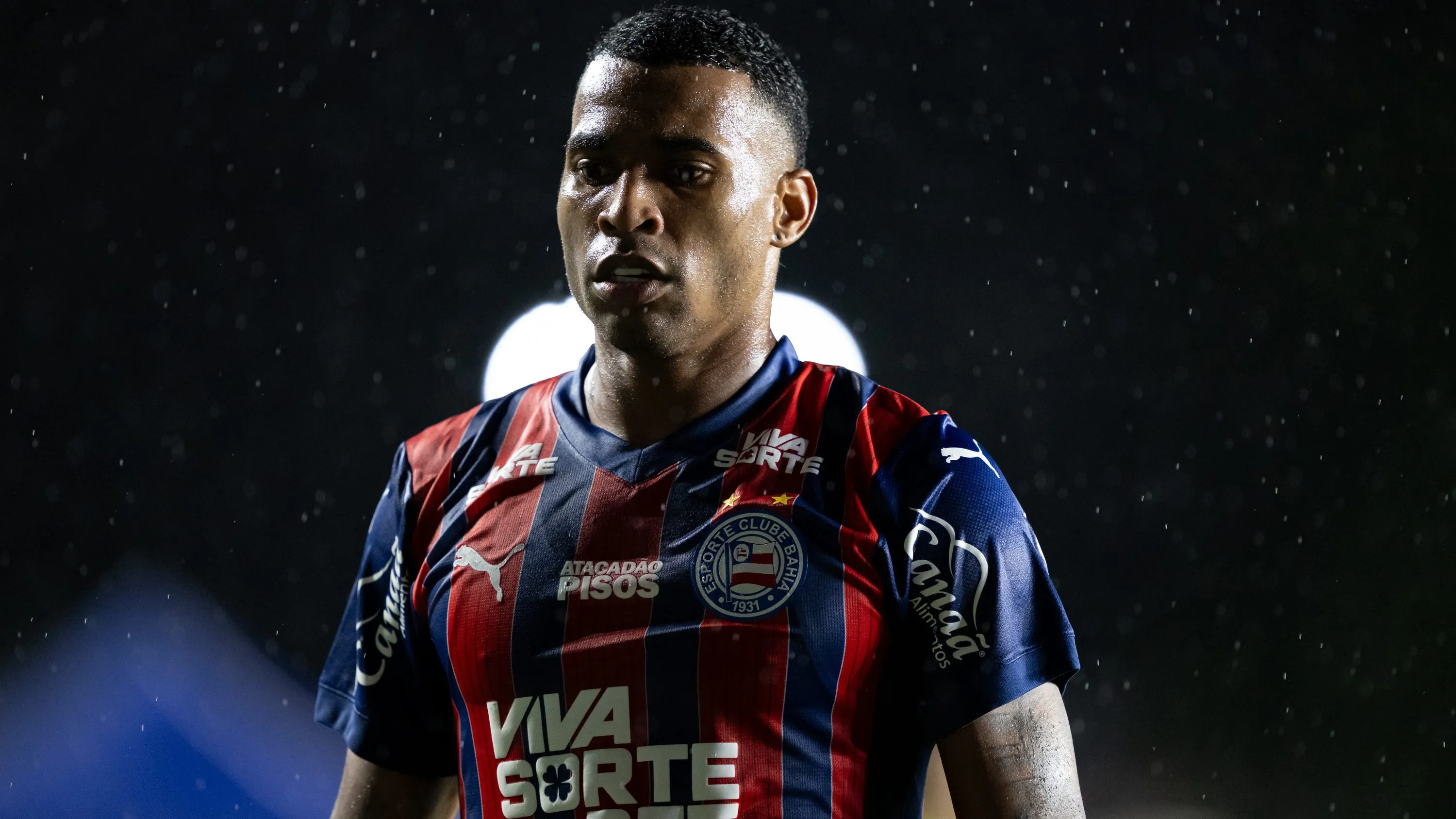 RJ – RIO DE JANEIRO – 24/09/2025 – BRASILEIRO A 2025, VASCO X BAHIA – Jean Lucas jogador do Bahia recebe cartao vermelho do arbitro durante partida contra o Vasco no estadio Sao Januario pelo campeonato Brasileiro A 2025. Foto: Jorge Rodrigues/AGIF