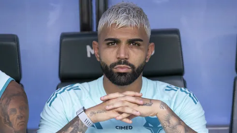 Gabigol no banco de reservas do Cruzeiro durante partida pelo Campeonato Brasileiro