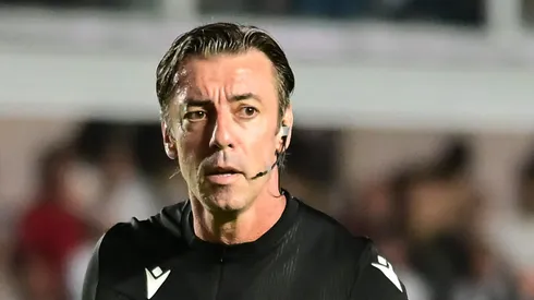 SP - SANTOS - 15/11/2025 - BRASILEIRO A 2025, SANTOS X PALMEIRAS - O arbitro Raphael Claus durante partida entre Santos e Palmeiras no estadio Vila Belmiro pelo campeonato Brasileiro A 2025.