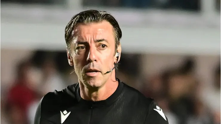 SP - SANTOS - 15/11/2025 - BRASILEIRO A 2025, SANTOS X PALMEIRAS - O arbitro Raphael Claus durante partida entre Santos e Palmeiras no estadio Vila Belmiro pelo campeonato Brasileiro A 2025.