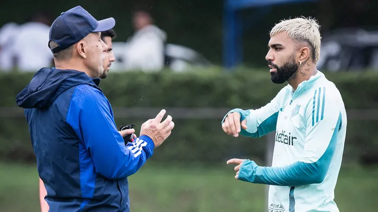 Leonardo Jardim e Gabigol durante treinamento na Toca da Raposa