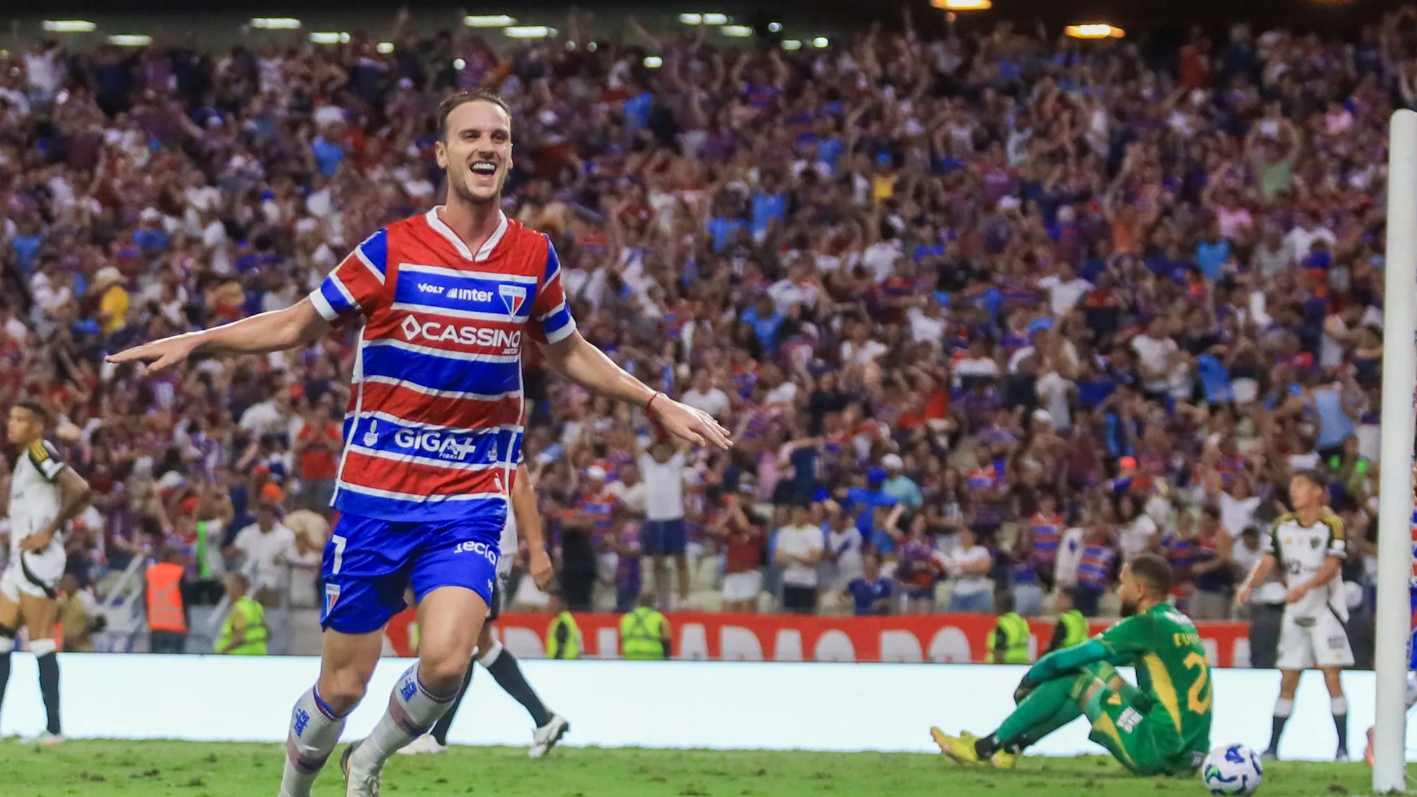 CE – FORTALEZA – 30/11/2025 – BRASILEIRO A 2025, FORTALEZA X ATLETICO-MG – Pochettino jogador do Fortaleza comemora seu gol durante partida contra o Atletico-MG no estadio Arena Castelao pelo campeonato Brasileiro A 2025. Foto: Lucas Emanuel/AGIF