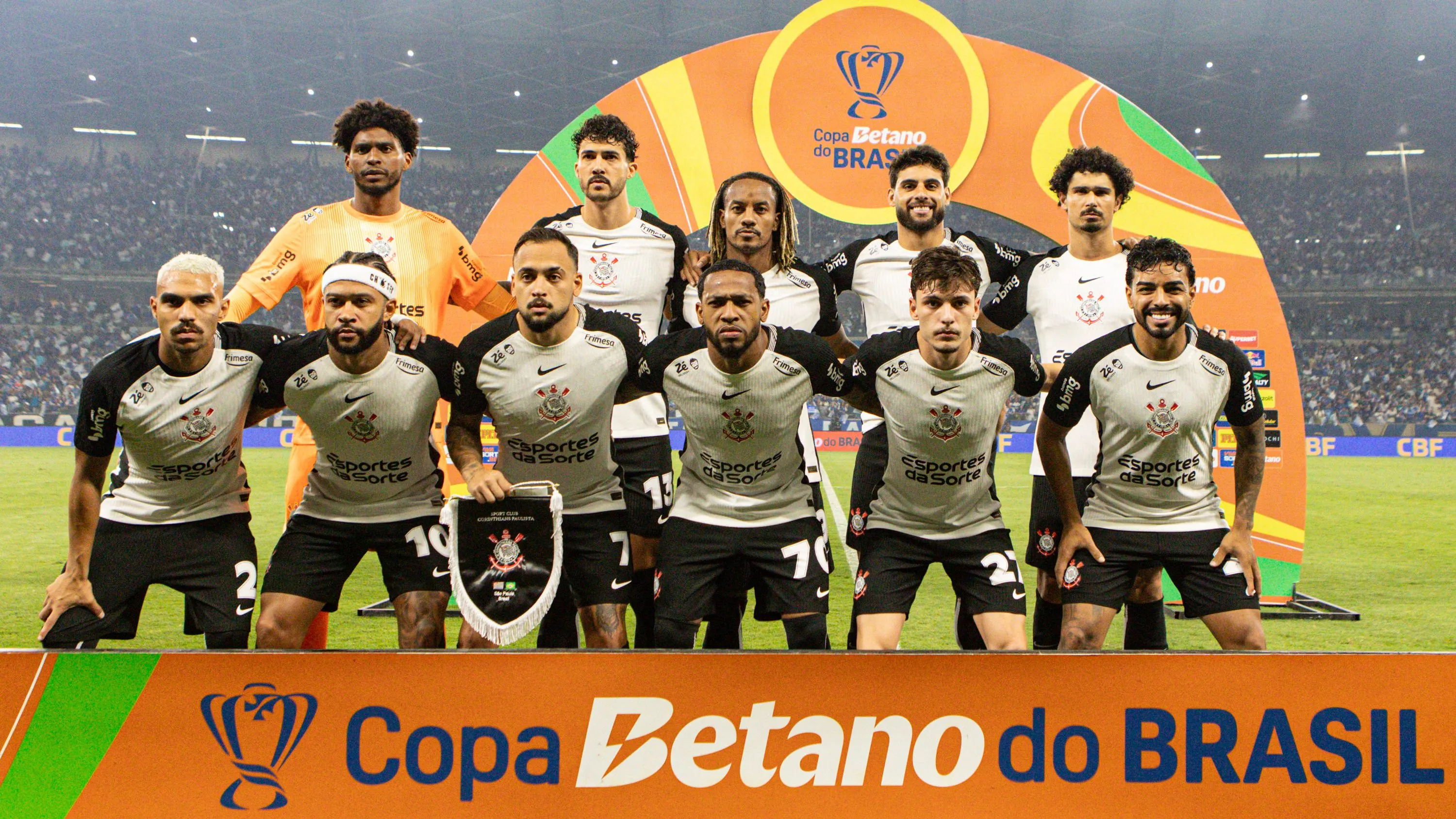 Jogadores do Corinthians durante entrada em campo para partida contra o Cruzeiro no estadio Mineirao pelo campeonato Copa Do Brasil 2025. Foto: Gilson Lobo/AGIF