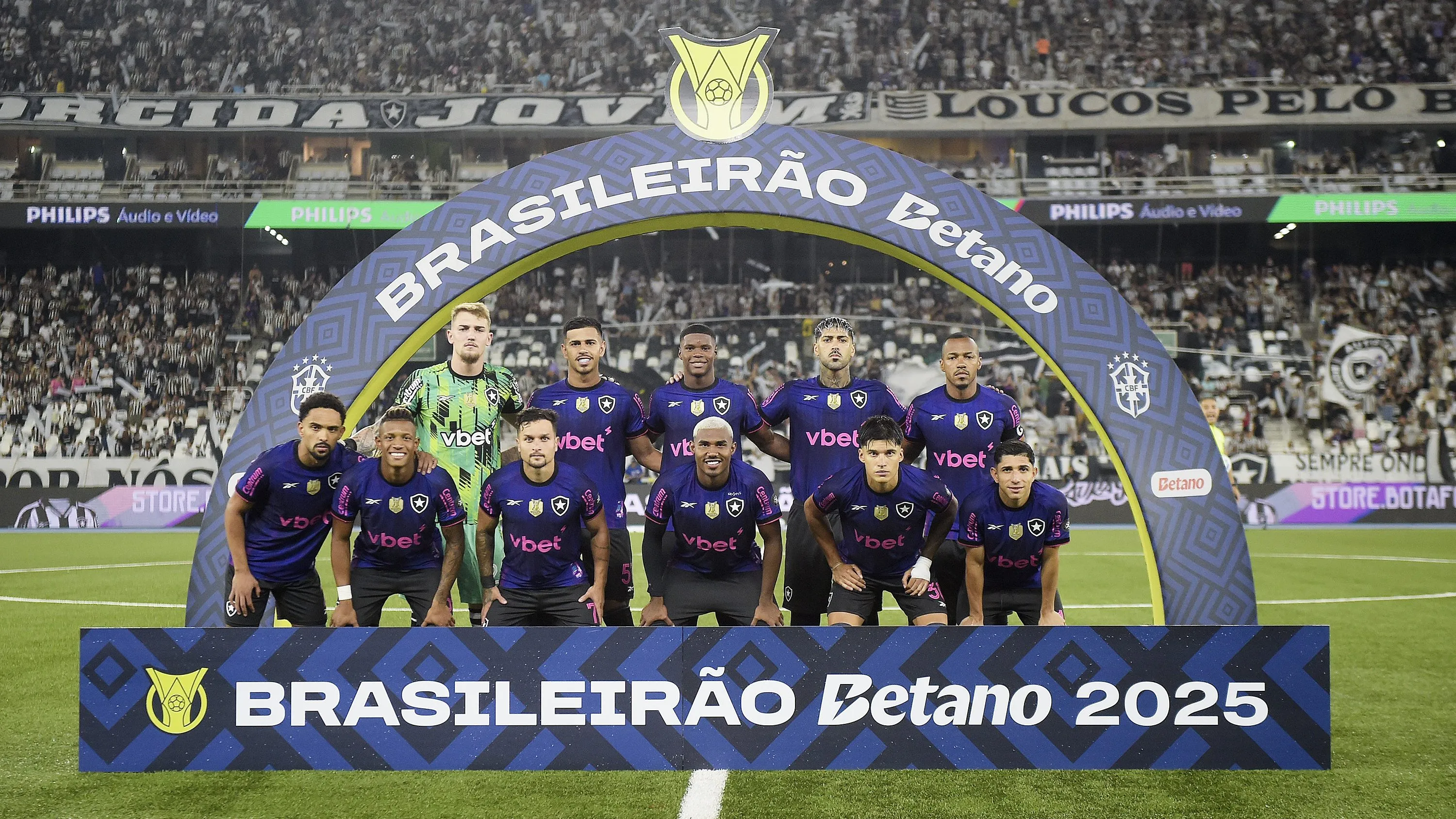 Jogadores do Botafogo posam para foto antes na partida contra Gremio no estadio Engenhao pelo campeonato Brasileiro A 2025. Foto: Alexandre Loureiro/AGIF