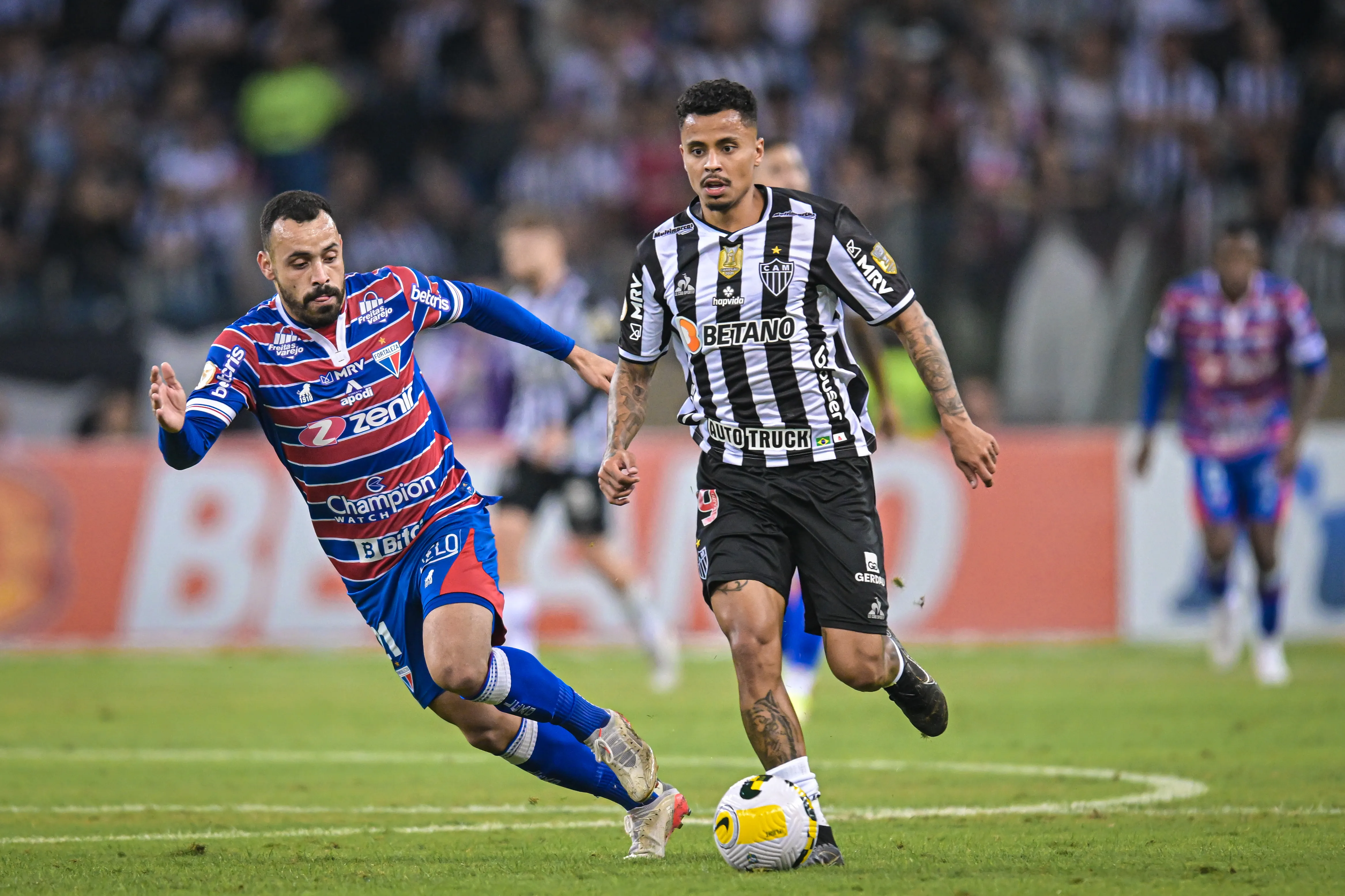 Moisés (à esquerda) tem contrato no Fortaleza até 2027, mas rebaixamento pode fazer atacante sair. Santos é um dos interessados – Foto: Pedro Vilela/Getty Images
