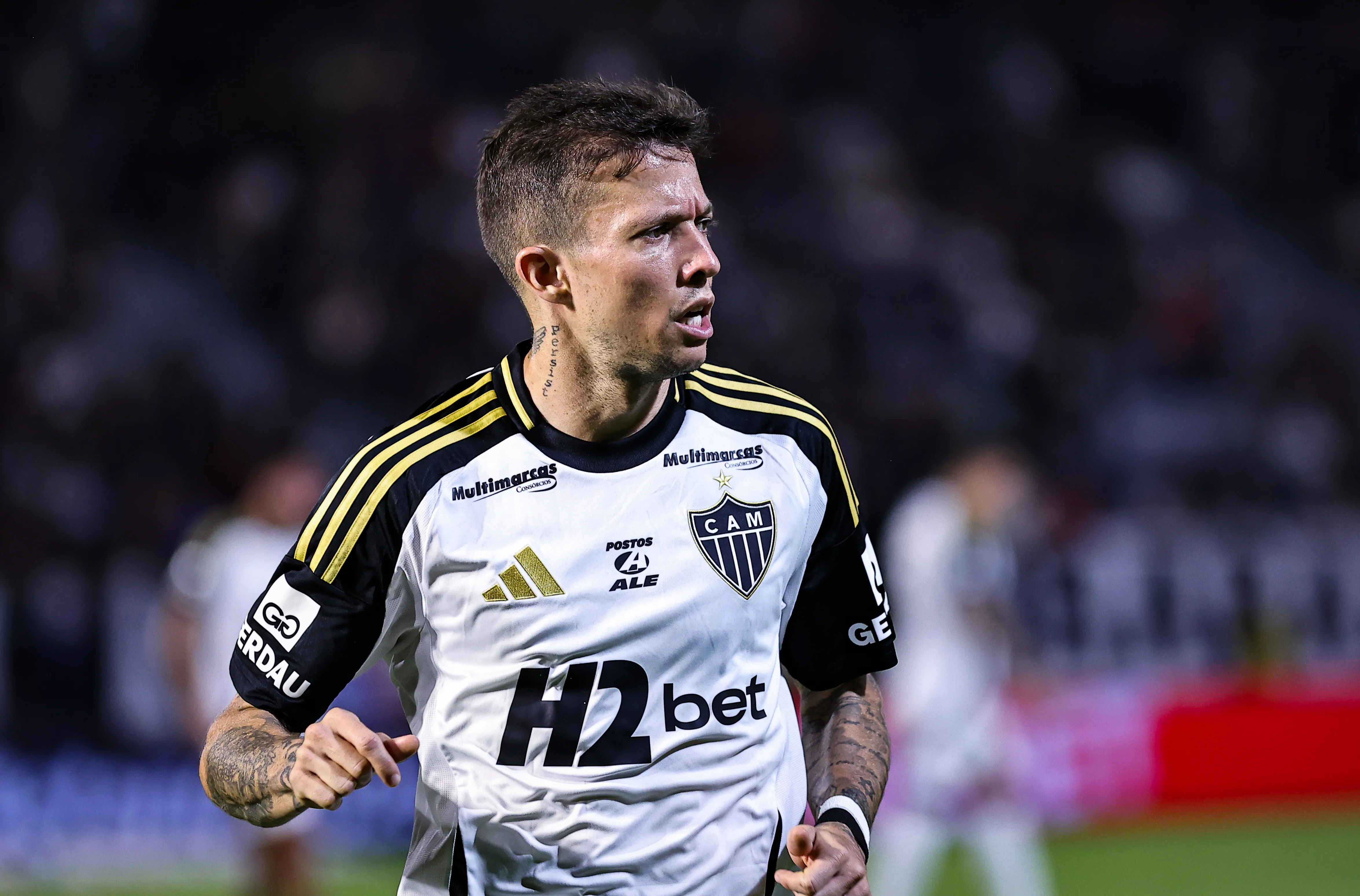 Meia-atacante de 33 anos terminou a temporada como titular do time de Jorge Sampaoli – Foto: Fabio Giannelli/AGIF