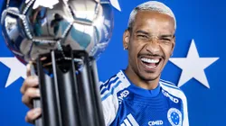 Matheus Pereira com prêmio individual recebido pelo Brasileirão. Foto: Gustavo Aleixo/Cruzeiro