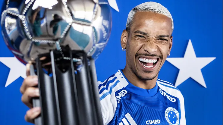 Matheus Pereira com prêmio individual recebido pelo Brasileirão. Foto: Gustavo Aleixo/Cruzeiro