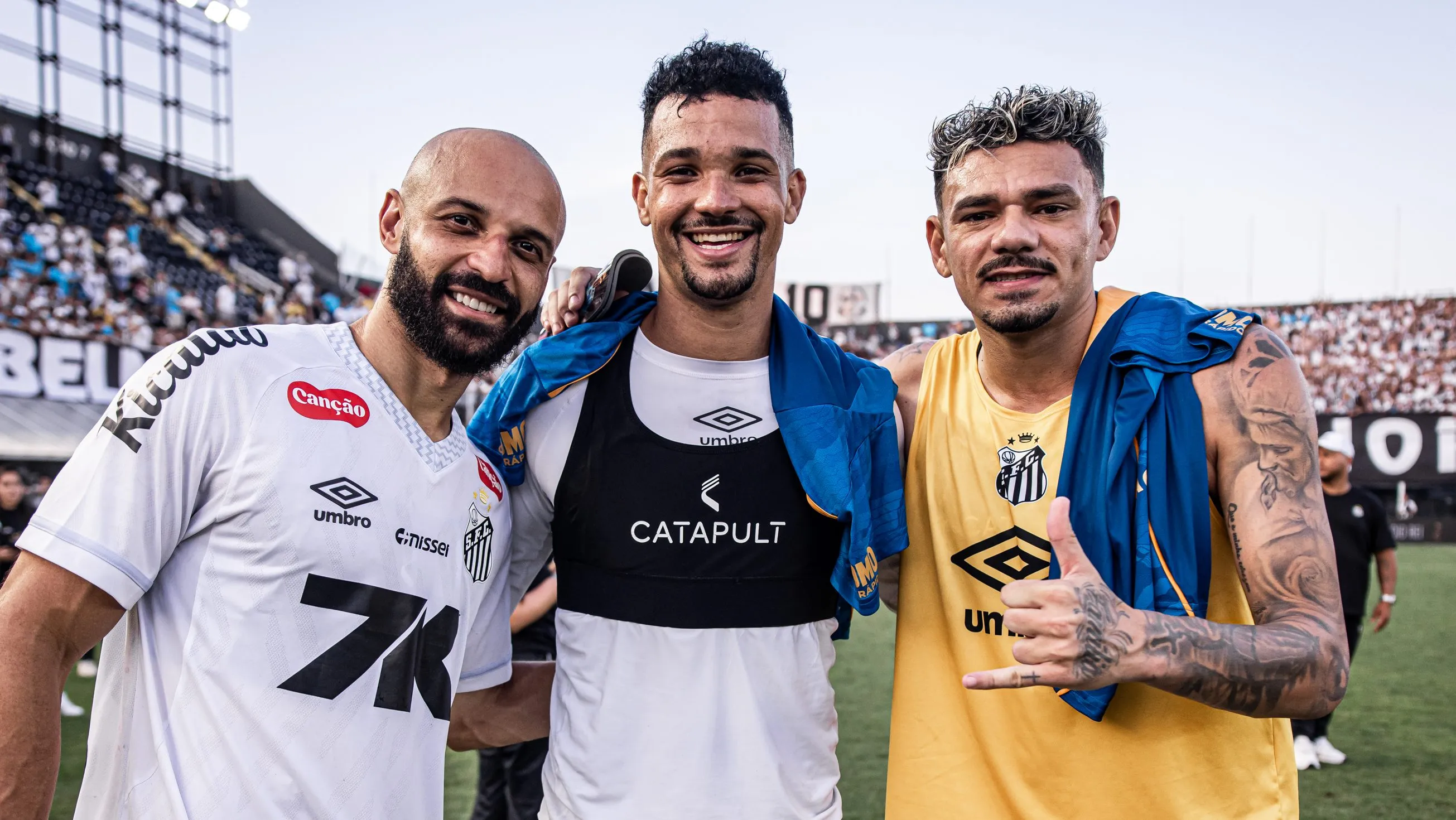 Thaciano ao lado de Zé Ivaldo e Tiquinho Soares. Foto: Raul Baretta/ Santos FC