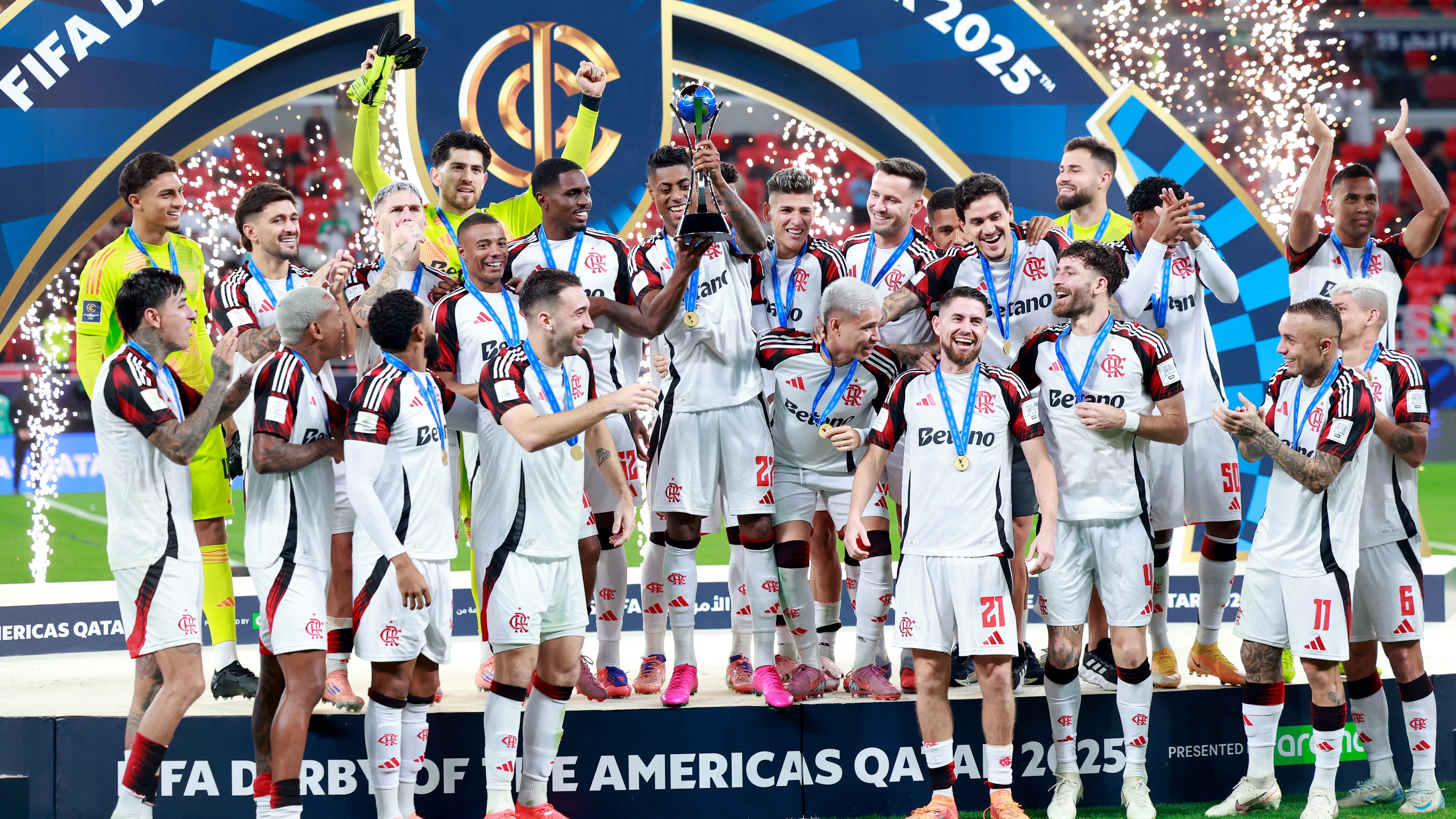 Elenco do Flamengo comemorando a vitória sobre os mexicanos do Cruz-Azul. Foto: Getty Images