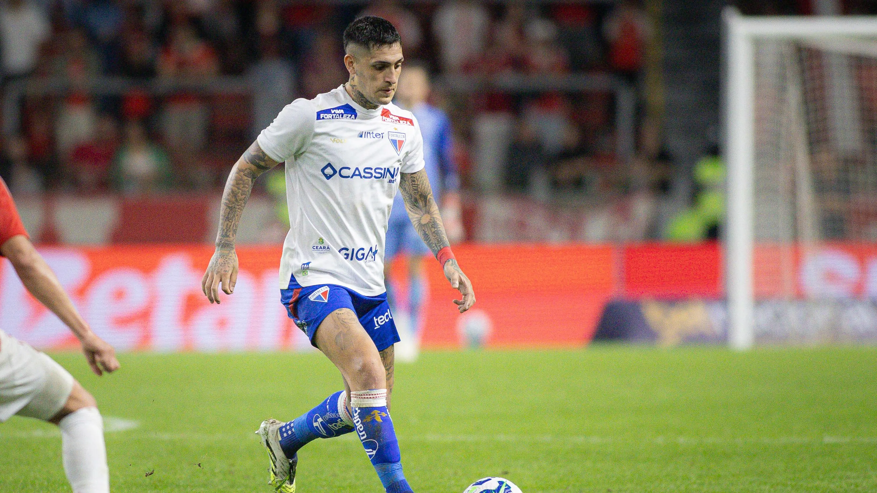 RS – PORTO ALEGRE – 31/08/2025 – BRASILEIRO A 2025, INTERNACIONAL X FORTALEZA – Gaston Avila jogador do Fortaleza durante partida contra o Internacional no estadio Beira-Rio pelo campeonato Brasileiro A 2025. Foto: Maxi Franzoi/AGIF