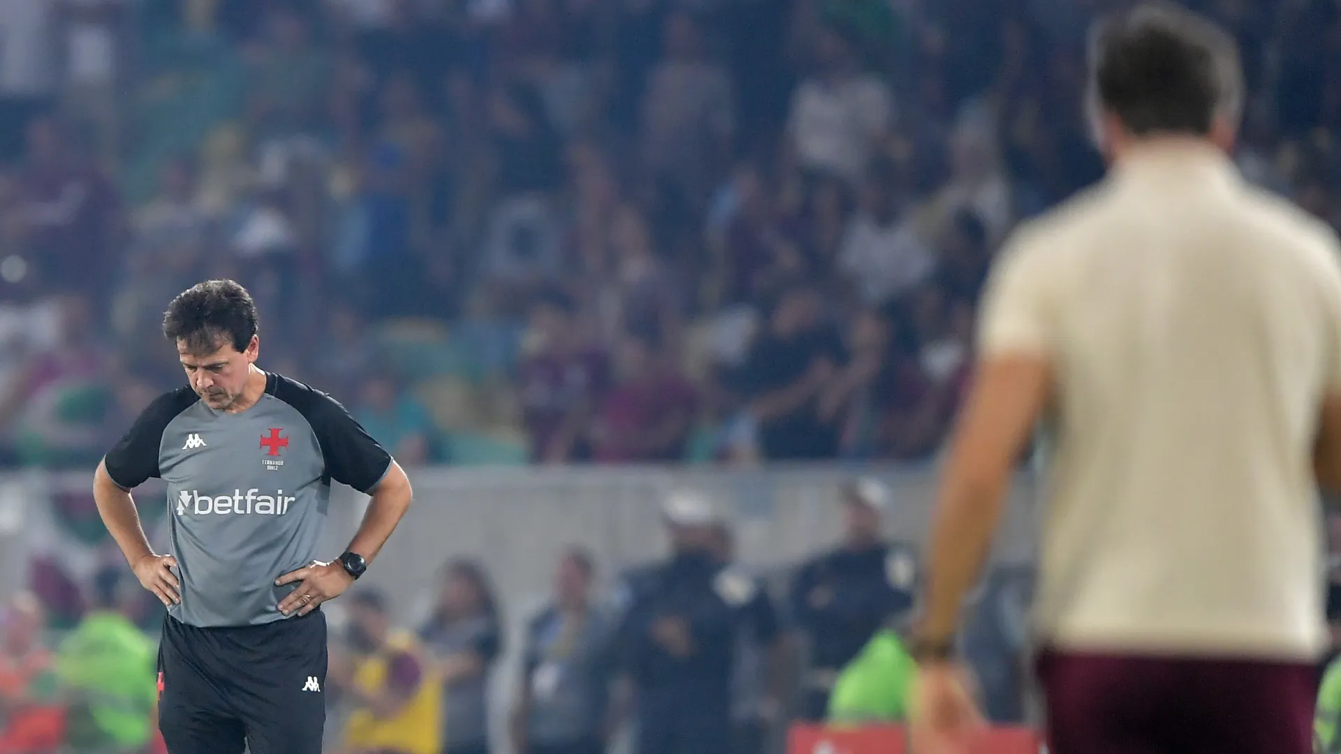 Fernando Diniz durante o clássico entre Vasco x Fluminense – Foto: Thiago Ribeiro/AGIF