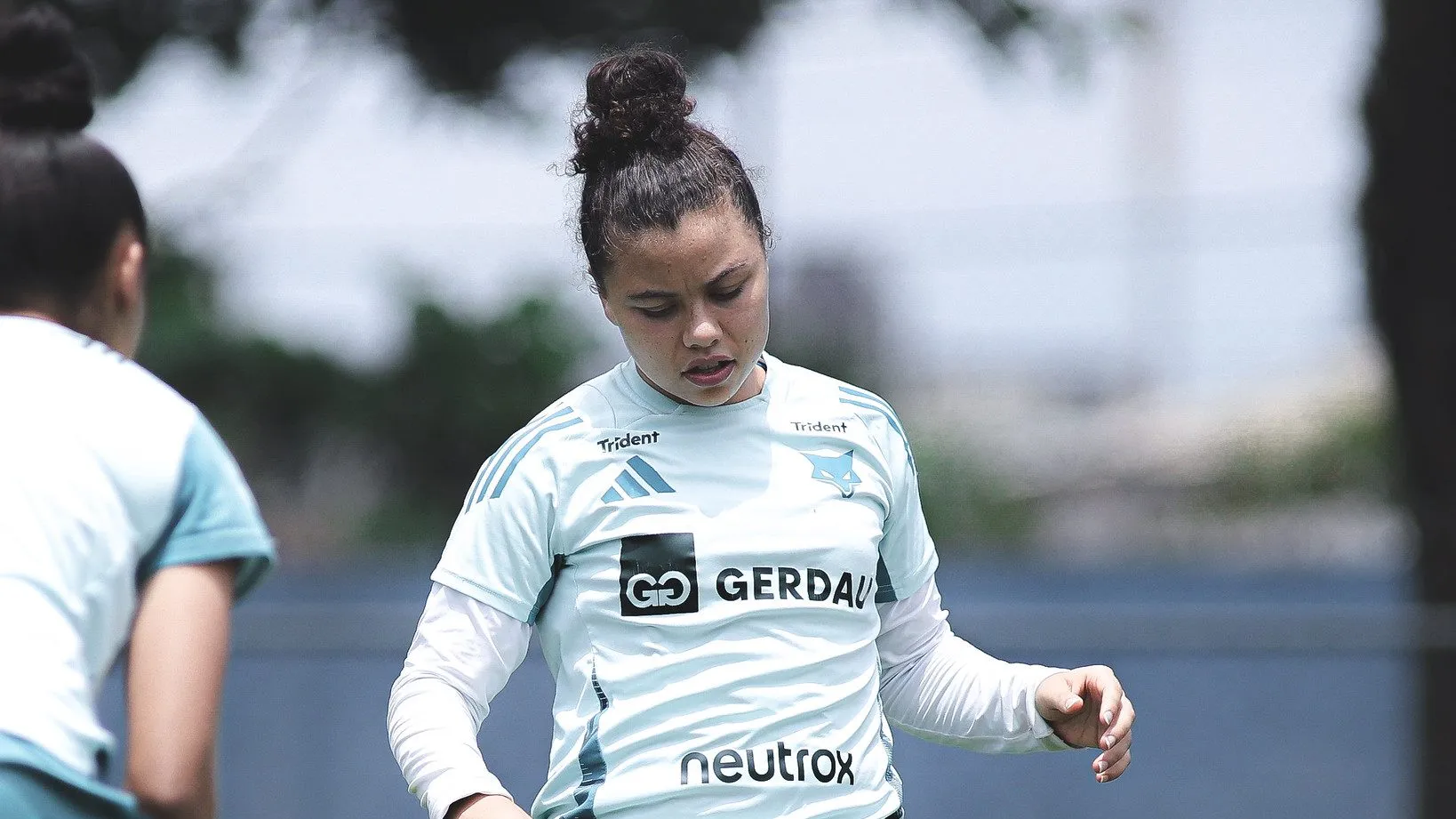 Lateral Ana Clara pelo Cruzeiro