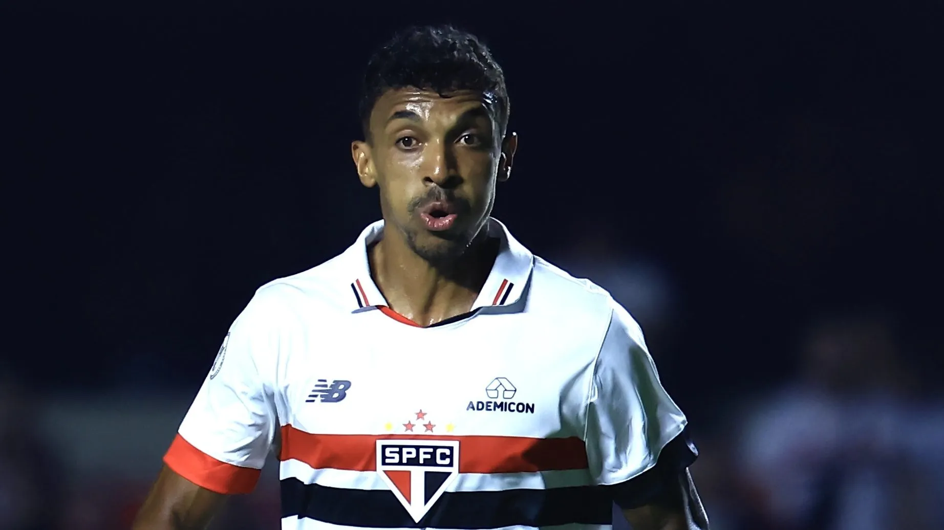 Luiz Gustavo pode estar indo jogar em rival. Foto: Marcello Zambrana/AGIF