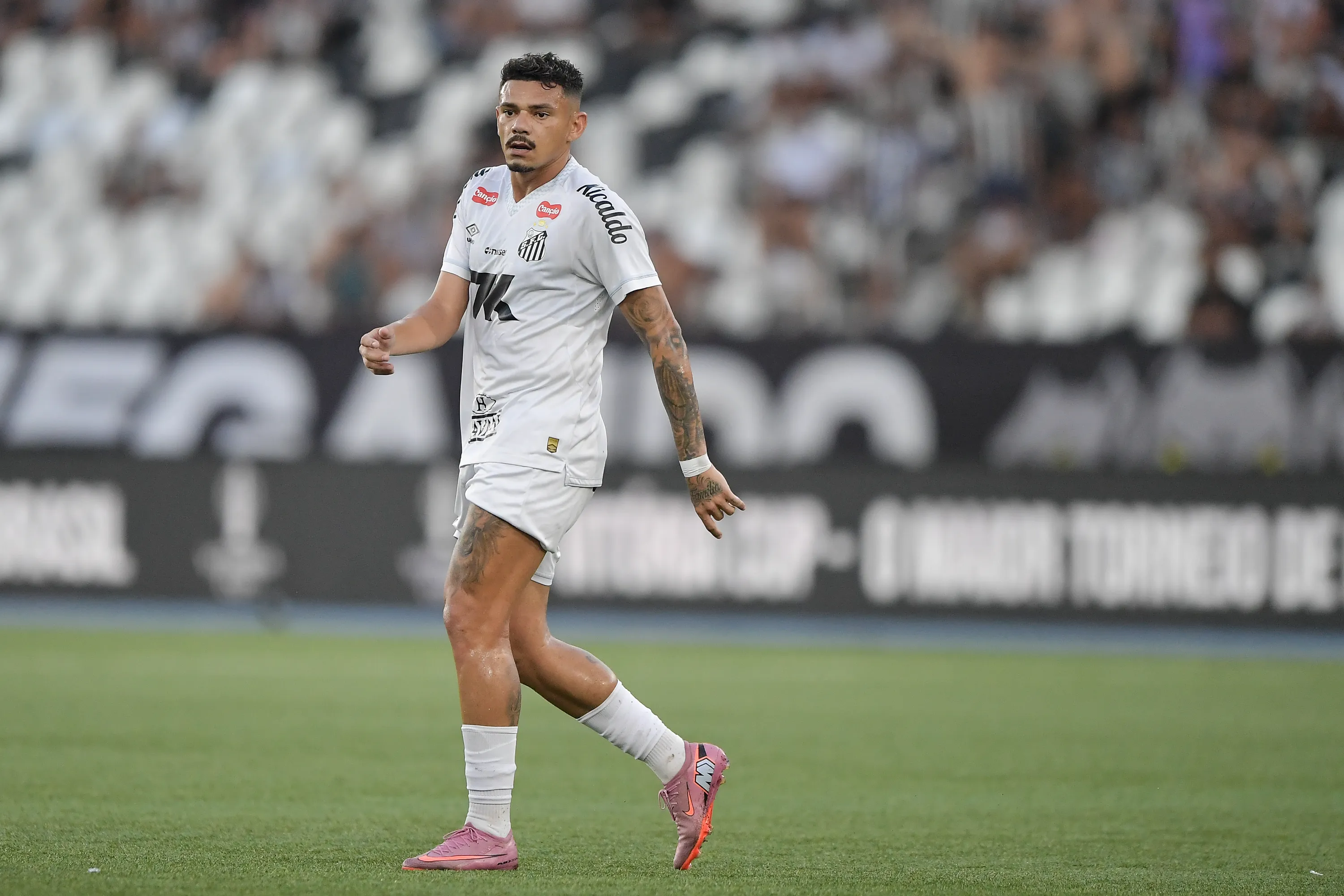 Tiquinho Soares em partida pelo Santos. Foto: Thiago Ribeiro/AGIF