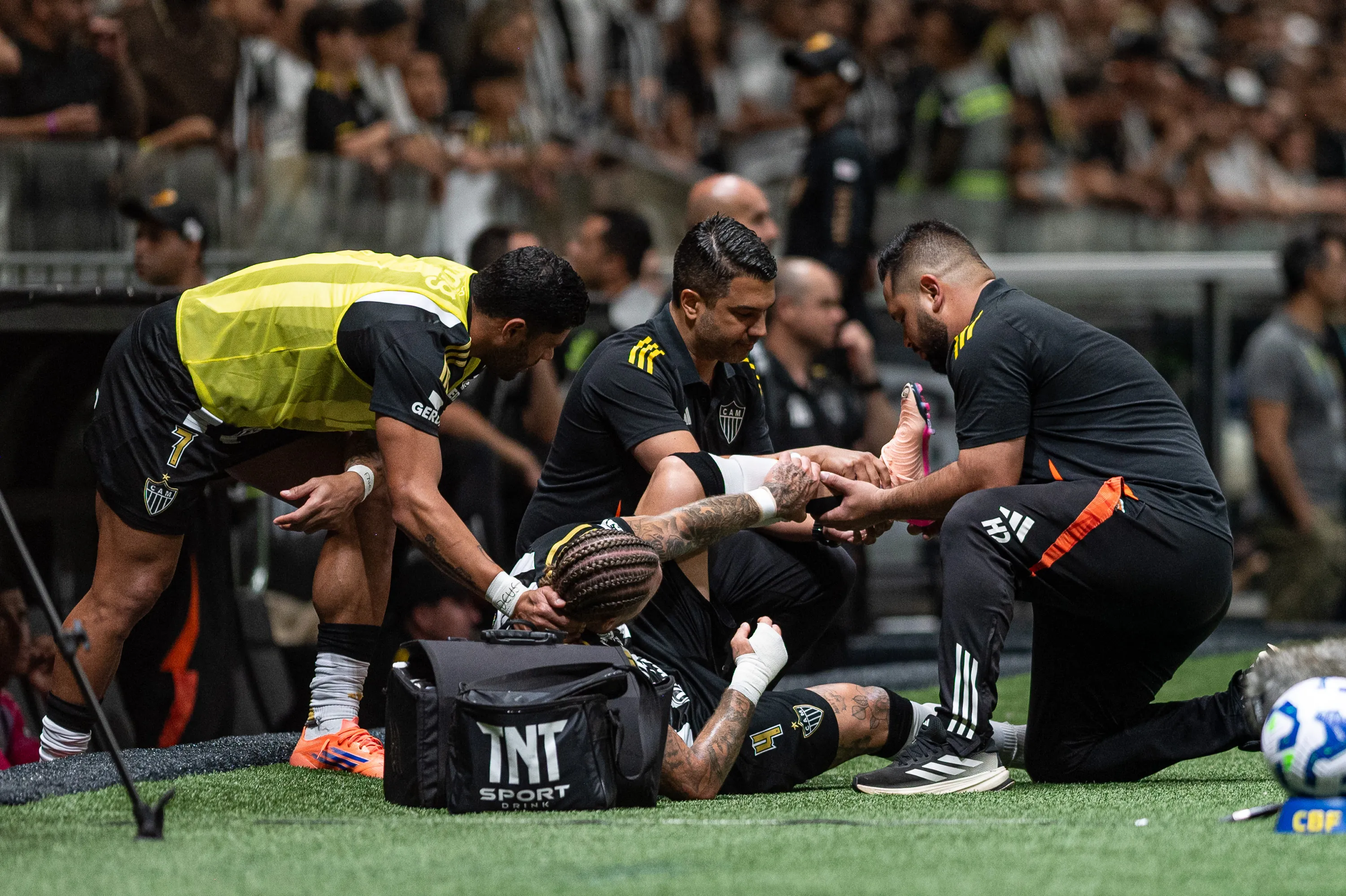 Lyanco sofreu lesão durante partida pelo Galo. Foto: Alessandra Torres/AGIF