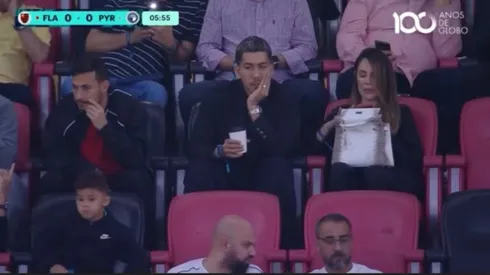 Firmino assistindo jogo do Flamengo - Foto: TV Globo