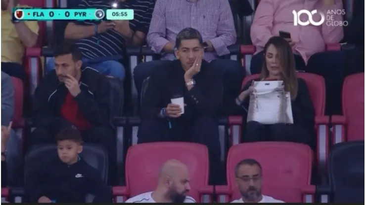 Firmino assistindo jogo do Flamengo - Foto: TV Globo