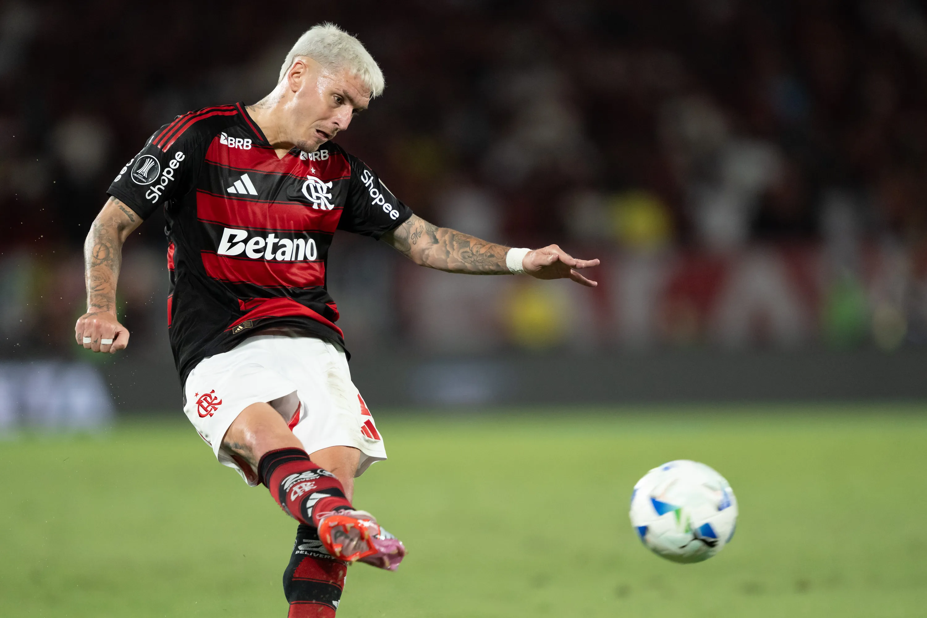 Varela jogador do Flamengo durante partida contra o Racing no estadio Maracana pelo campeonato Copa Libertadores 2025. Foto: Jorge Rodrigues/AGIF