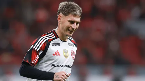 Torcida ovaciona Varela durante Flamengo x Pyramids e lateral vira destaque do jogo— Foto Maxi FranzoiAGIF