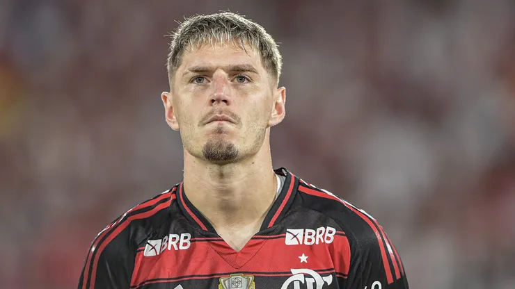 Varela é o titular da lateral-direita com Filipe Luís
