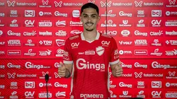 Enzo chega ao Vila para disputar a Série B — Foto: Roberto Corrêa/VNFC