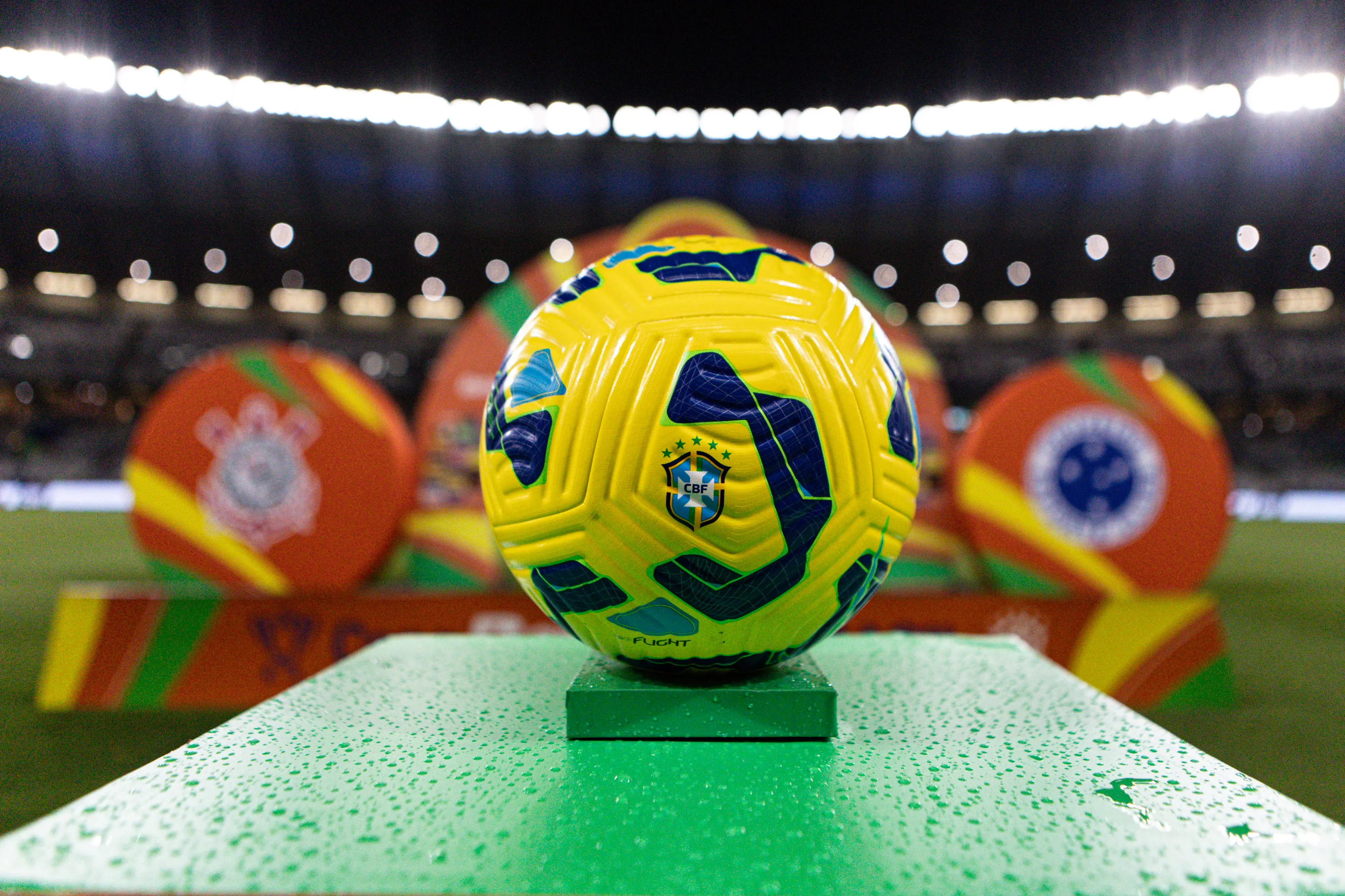 A bola do jogo vista antes da partida entre Cruzeiro e Corinthians no estadio Mineirao pelo campeonato Copa Do Brasil 2025. Foto: Gilson Lobo/AGIF